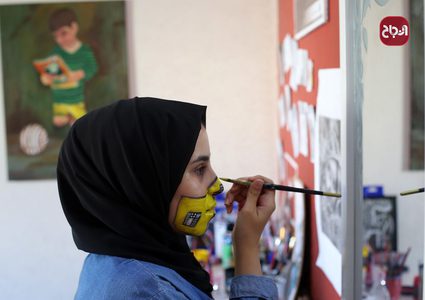 الفنانة رنين الزريعي ترسم كمامات على الوجوه في ظل تفشي كورونا