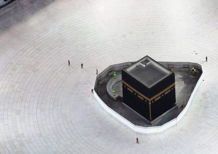 السعودية تمنع الوصول للكعبة والحجر الأسود للحد من فيروس كورونا