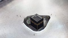 السعودية تمنع الوصول للكعبة والحجر الأسود للحد من فيروس كورونا