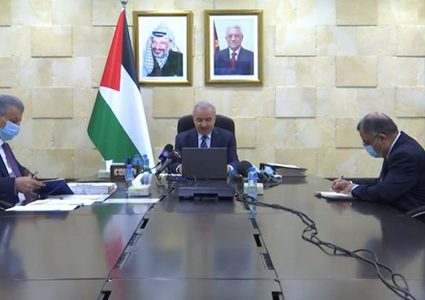 اشتية: الحكومة تبذل قصارى جهدها لانجاح الانتخابات