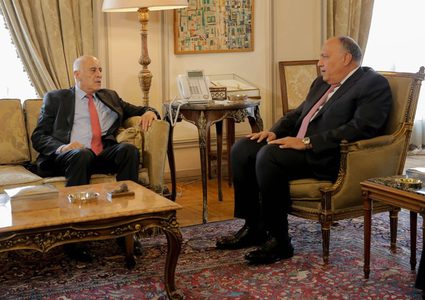 الرجوب يطلع وزير الخارجية المصري على آخر المستجدات