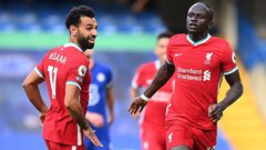 نجم ليفربول يلكم مدافع أرسنال أمام أعين الحكم