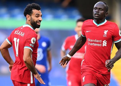 نجم ليفربول يلكم مدافع أرسنال أمام أعين الحكم