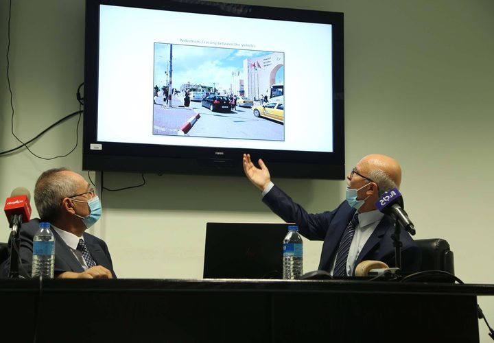 أ.د ماهر النتشة رئيس جامعة النجاح يستعرض جهود الجامعة مع الجهات المختصة لحل أزمة المواصلات قبالة الجامعة ، بعد الحادث المؤسف الذي أودى بحياة الطالبة دنيا خالد أول أمس.