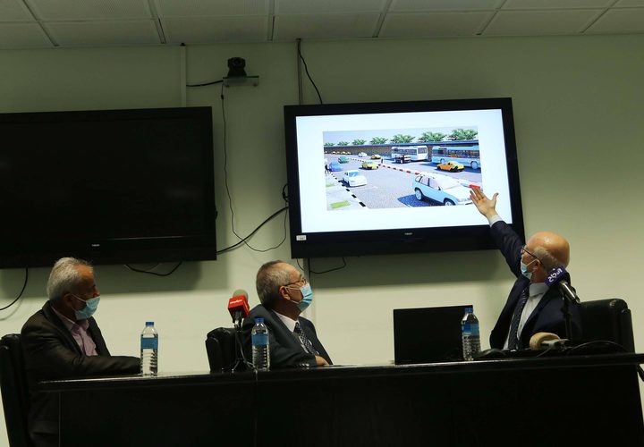 أ.د ماهر النتشة رئيس جامعة النجاح يستعرض جهود الجامعة مع الجهات المختصة لحل أزمة المواصلات قبالة الجامعة ، بعد الحادث المؤسف الذي أودى بحياة الطالبة دنيا خالد أول أمس.