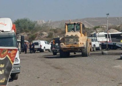 الاحتلال يدمر محطة وقود وبسطة ويستولي عليهما قرب حاجز قلنديا