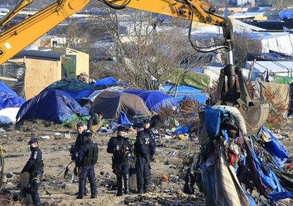 تفكيك مخيم كبير للمهاجرين في كاليه الفرنسية