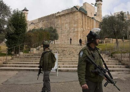 الاحتلال يمنع مدير عام الأوقاف وموظفيها من دخول الحرم الإبراهيمي