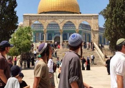 مستوطنون يقتحمون الأقصى و"جماعات الهيكل" تدعو لتغيير واقعه