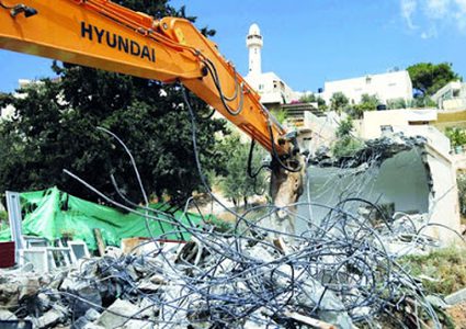 جرافات الاحتلال تهدم بركسا على مدخل بلدة بيتا جنوب نابلس