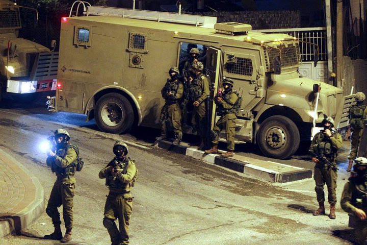 رام الله: الاحتلال يعتقل مواطنين ويداهم عدة منازل في كفر مالك