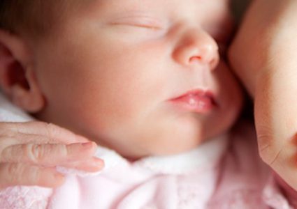 دراسة: حليب الأم يحمي الطفل من خطر فيروس كورونا