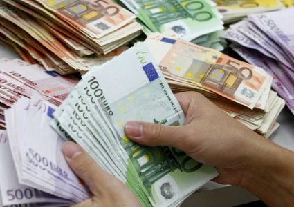 الاتحاد الأوروبي يساهم بدفع رواتب ومخصصات المتقاعدين لشهر آب