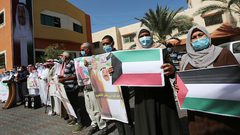 أعضاء هيئة علماء فلسطين وبلدية دير البلح يشاركون في وقفة دعم مع الشعب الكويتي بعد وفاة الأمير الشيخ صباح الأحمد الصباح بدير البلح وسط قطاع غزة في 30 سبتمبر 2020. توفي أمير الكويت الشيخ صباح الأحمد الصباح ، مهندس السياسة الخارجية الحديثة للبلاد والوسيط في بعض أسوأ الأزمات التي تعرضت لها منطقة الخليج ، عن عمر يناهز 91 عامًا.