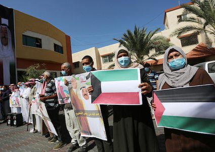 أعضاء هيئة علماء فلسطين وبلدية دير البلح يشاركون في وقفة دعم مع الشعب الكويتي بعد وفاة الأمير الشيخ صباح الأحمد الصباح بدير البلح وسط قطاع غزة في 30 سبتمبر 2020. توفي أمير الكويت الشيخ صباح الأحمد الصباح ، مهندس السياسة الخارجية الحديثة للبلاد والوسيط في بعض أسوأ الأزمات التي تعرضت لها منطقة الخليج ، عن عمر يناهز 91 عامًا.