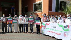 أعضاء هيئة علماء فلسطين وبلدية دير البلح يشاركون في وقفة دعم مع الشعب الكويتي بعد وفاة الأمير الشيخ صباح الأحمد الصباح بدير البلح وسط قطاع غزة في 30 سبتمبر 2020. توفي أمير الكويت الشيخ صباح الأحمد الصباح ، مهندس السياسة الخارجية الحديثة للبلاد والوسيط في بعض أسوأ الأزمات التي تعرضت لها منطقة الخليج ، عن عمر يناهز 91 عامًا.