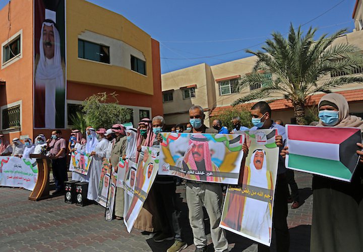 أعضاء هيئة علماء فلسطين وبلدية دير البلح يشاركون في وقفة دعم مع الشعب الكويتي بعد وفاة الأمير الشيخ صباح الأحمد الصباح بدير البلح وسط قطاع غزة في 30 سبتمبر 2020. توفي أمير الكويت الشيخ صباح الأحمد الصباح ، مهندس السياسة الخارجية الحديثة للبلاد والوسيط في بعض أسوأ الأزمات التي تعرضت لها منطقة الخليج ، عن عمر يناهز 91 عامًا.