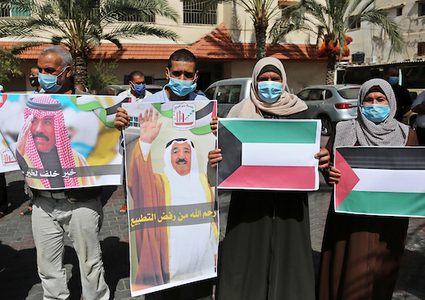 وقفة دعم مع الشعب الكويتي بعد وفاة أميرها الشيخ صباح وسط غزة