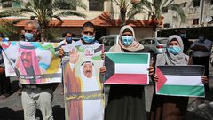 أعضاء هيئة علماء فلسطين وبلدية دير البلح يشاركون في وقفة دعم مع الشعب الكويتي بعد وفاة الأمير الشيخ صباح الأحمد الصباح بدير البلح وسط قطاع غزة في 30 سبتمبر 2020. توفي أمير الكويت الشيخ صباح الأحمد الصباح ، مهندس السياسة الخارجية الحديثة للبلاد والوسيط في بعض أسوأ الأزمات التي تعرضت لها منطقة الخليج ، عن عمر يناهز 91 عامًا.