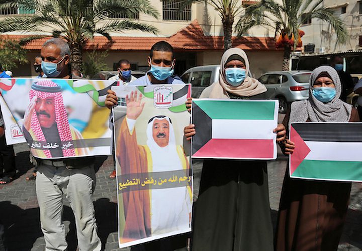 أعضاء هيئة علماء فلسطين وبلدية دير البلح يشاركون في وقفة دعم مع الشعب الكويتي بعد وفاة الأمير الشيخ صباح الأحمد الصباح بدير البلح وسط قطاع غزة في 30 سبتمبر 2020. توفي أمير الكويت الشيخ صباح الأحمد الصباح ، مهندس السياسة الخارجية الحديثة للبلاد والوسيط في بعض أسوأ الأزمات التي تعرضت لها منطقة الخليج ، عن عمر يناهز 91 عامًا.
