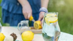 تحذير.. الإفراط بشرب ماء الليمون يسبب مشاكل صحية مزعجة