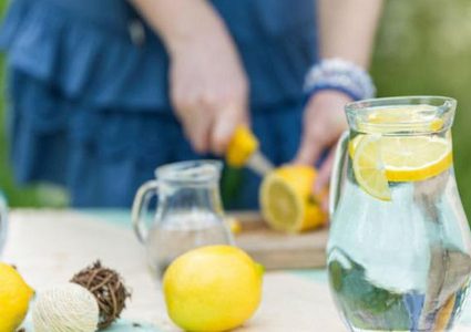 تحذير.. الإفراط بشرب ماء الليمون يسبب مشاكل صحية مزعجة
