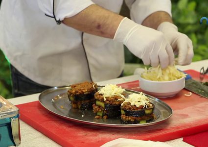 تعرف على طريقة عمل أكلة "مطبق الباذنجان" داخل المطبخ الفلسطيني