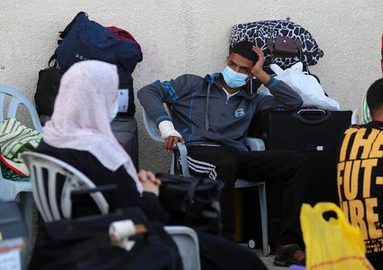 مواطنون ينتظرون اعادة فتح معبر رفح  للسفر للجانب المصري