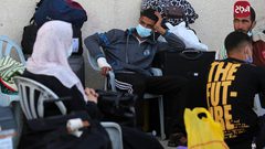 مواطنون ينتظرون اعادة فتح معبر رفح للسفر للجانب المصري