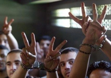 أبو بكر: الأسرى سيشرعون بالإضراب عن الطعام يوم غدٍ