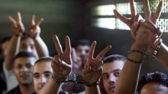 أبو بكر: الأسرى سيشرعون بالإضراب عن الطعام يوم غدٍ