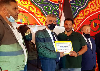 الحكم المحلي تسلم أول مجموعة رخص بناء في الأغوار الشمالية