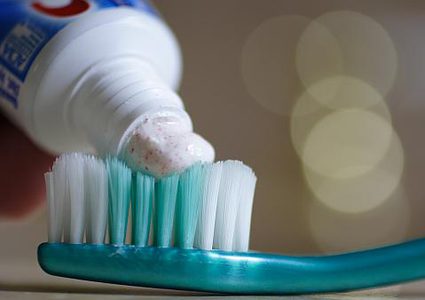 ما هي أهمية وجود عنصر الفلورايد في معجون الأسنان ؟