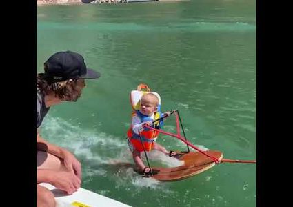 رضيع أميركي أصغر متزلج على الماء