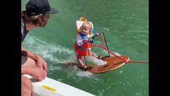 رضيع أميركي أصغر متزلج على الماء