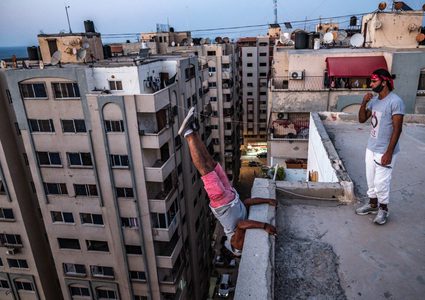 صور: شبان يمارسون رياضة الباركور في قطاع غزة 
عدسة: فاطمة شبير