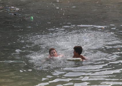 أطفال يسبحون على شاطىء البحر غرب غزة