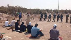 العشرات يؤدون "الجمعة" في أراضيهم المهددة بالاستيلاء