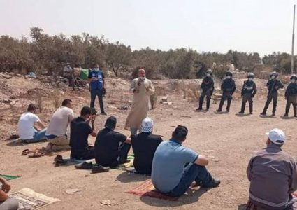 العشرات يؤدون "الجمعة" في أراضيهم المهددة بالاستيلاء