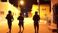 قوات الاحتلال تفتش عدة منازل جنوب الخليل