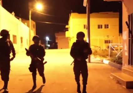 قوات الاحتلال تفتش عدة منازل جنوب الخليل