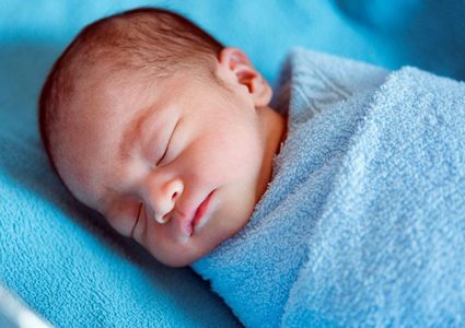 شاهد رضيع ينجو من الموت بأعجوبة بعد انشغال أمه