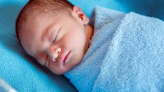 شاهد رضيع ينجو من الموت بأعجوبة بعد انشغال أمه