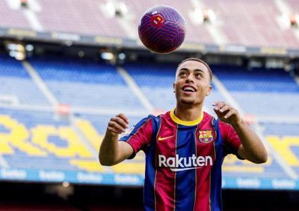 لاعب برشلونة الجديد يتعرض لموقف محرج خلال تقديمه لوسائل الإعلام
