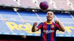 لاعب برشلونة الجديد يتعرض لموقف محرج خلال تقديمه لوسائل الإعلام