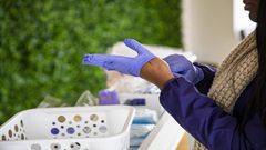 اكتشف مدى أهمية ارتداء القفازات لتجنب الإصابة بكورونا