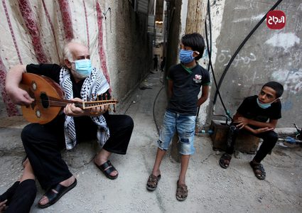 الستيني توفيق شناعة يعزف على العود في أزقة مخيم رفح جنوب قطاع غزة