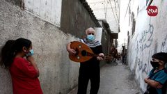 الستيني توفيق شناعة يعزف على العود في أزقة مخيم رفح جنوب قطاع غزة