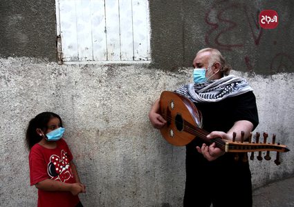 الستيني توفيق شناعة يعزف على العود في أزقة مخيم رفح جنوب قطاع غزة