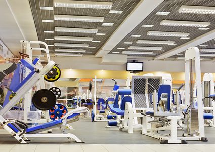 مخالفة مالية لـ 5 أندية رياضية في دبي بسبب "الكمامات"